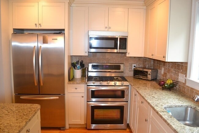 Building Photo - 87 Dresser St