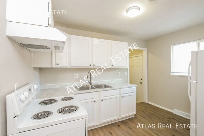 Building Photo - Newly Renovated 4 Bed 2 Bath Home Right of...