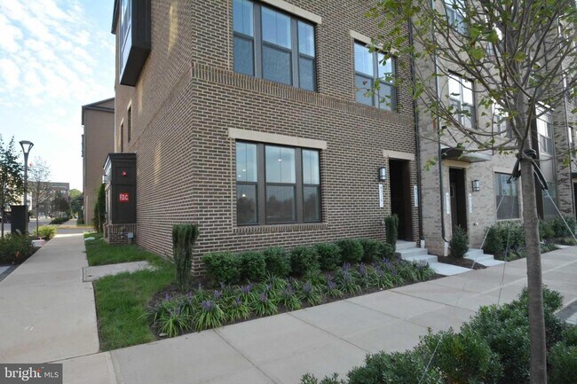 Building Photo - 45161 Admiral Dr