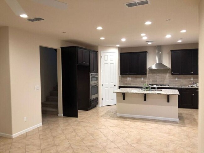 Building Photo - Spacious Two-story Single Family Home