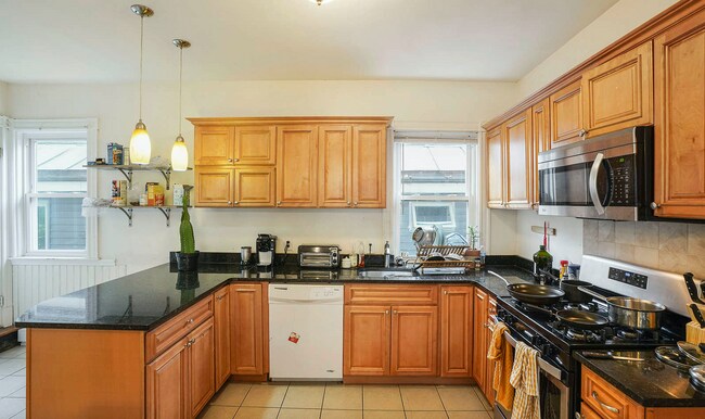 Building Photo - SIX BED IN MISSION HILL!!!! 6BED!!!