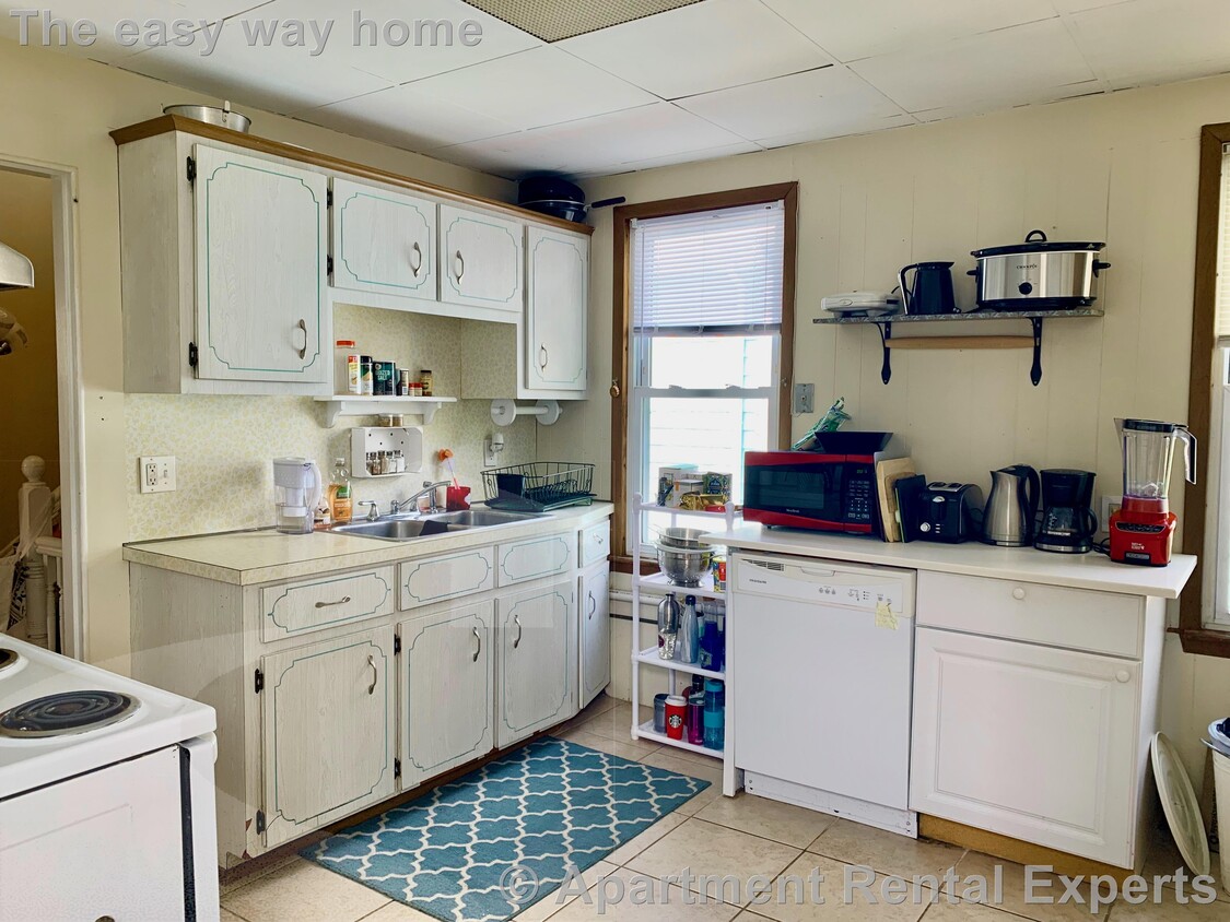 Primary Photo - Huge * 3+ BRs * Laundry in unit * DW * Sha...