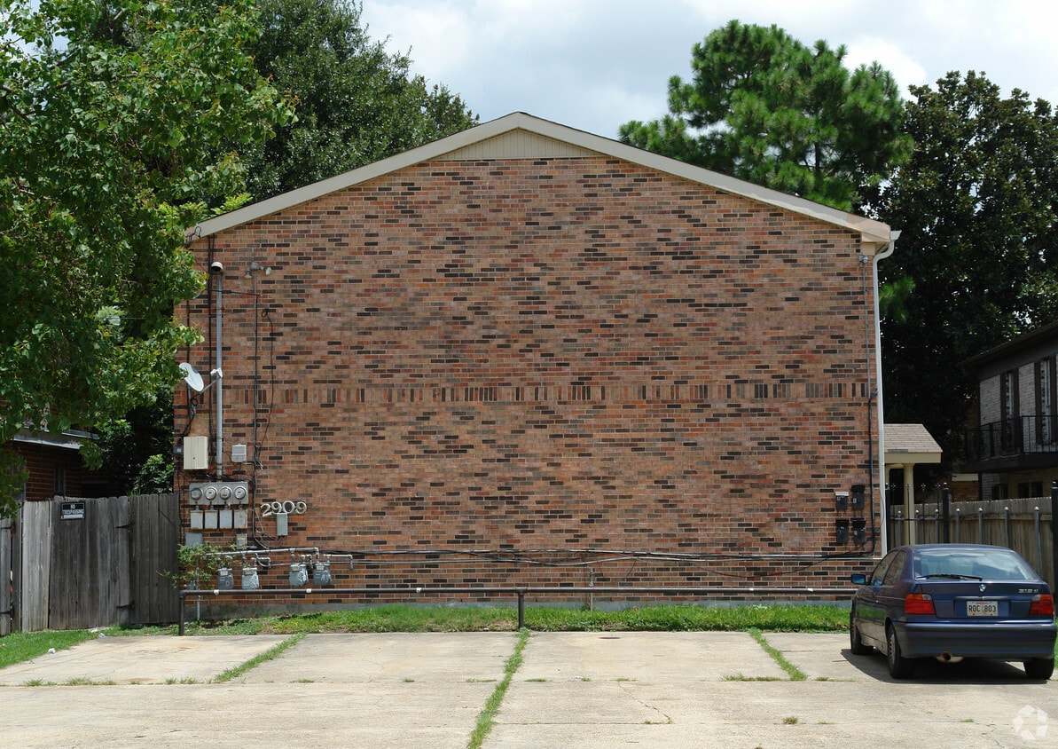 Building Photo - 2909 Lake Villa Dr