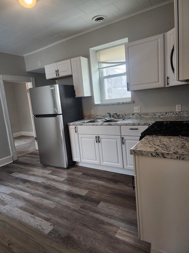 Building Photo - 235 5th Ave