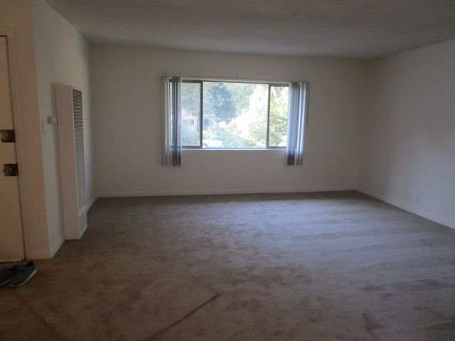 Building Photo - 890 W El Repetto Dr
