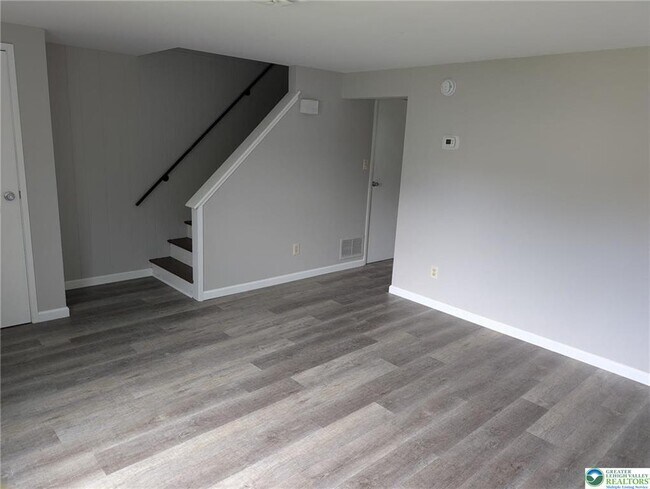 Foto del edificio - 121 E Hillcrest Ln