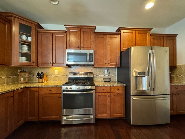 Foto del edificio - Stunning 3 Bed 2.5 Bath End Unit Townhome ...