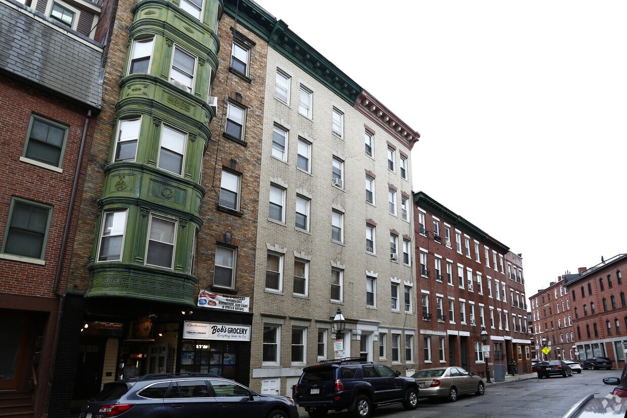 Building Photo - 162 Endicott St