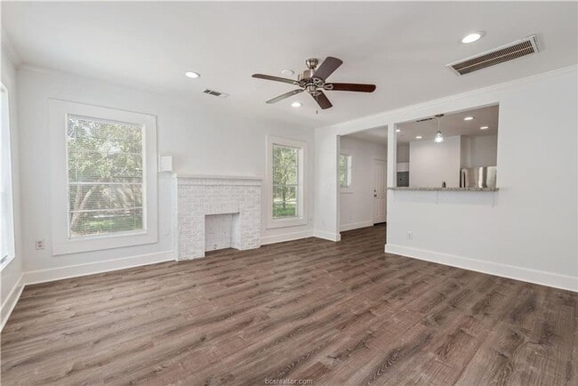 Foto del edificio - AUGUST PRE-LEASE!! Adorable 3/2 close to D...