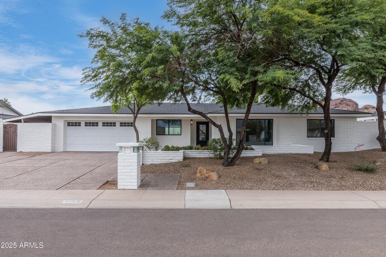 Foto principal - 6019 E Windsor Ave