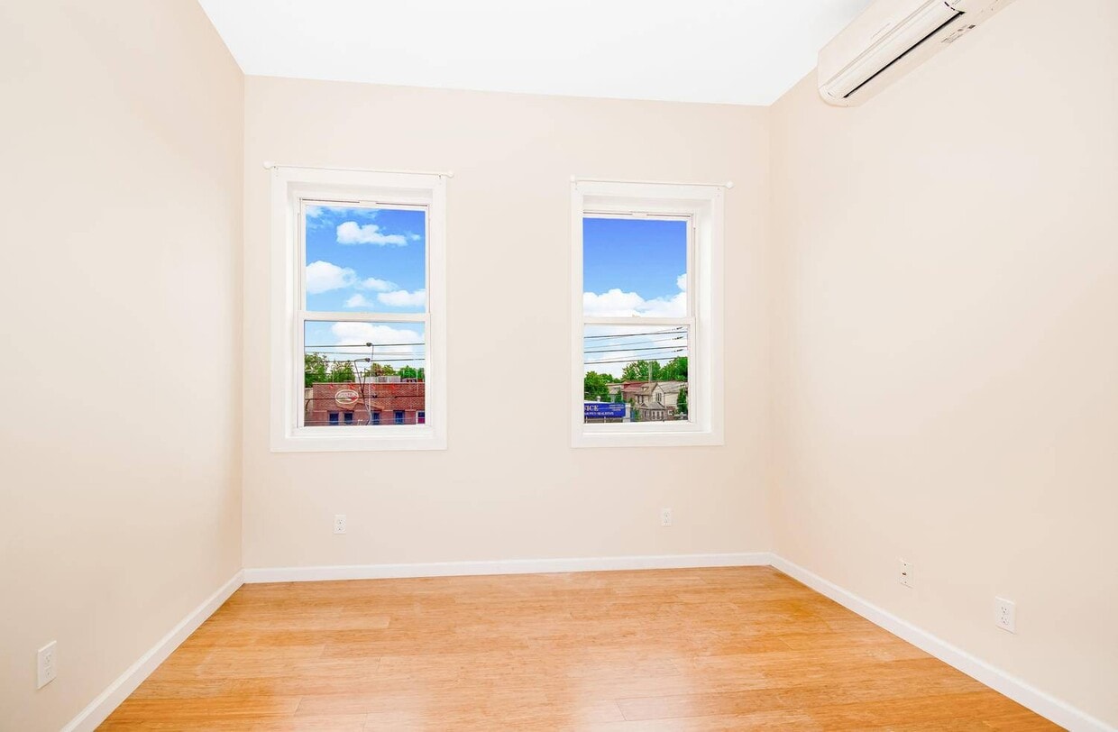 Primary Photo - 1053 Morris Park Ave
