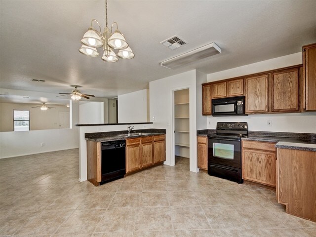 Foto del edificio - 15617 W Caribbean Ln