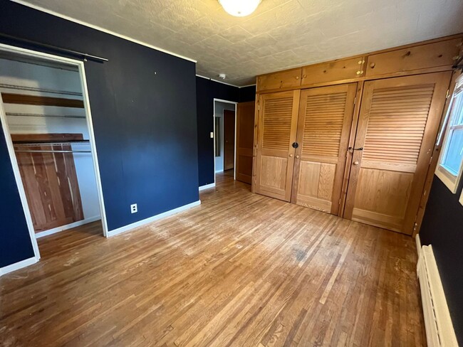 Building Photo - AVAILABLE May - 2 Bed 1 Bath Wooded Back Yard