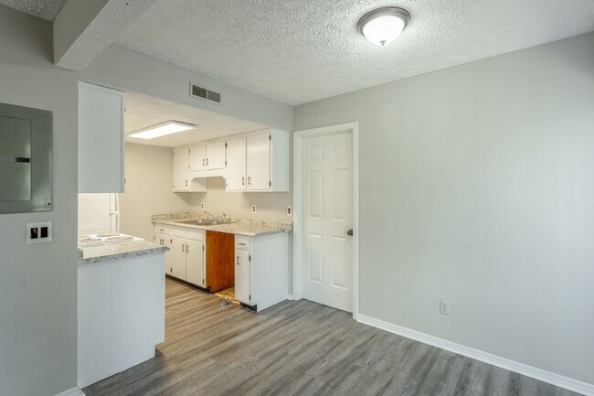 Building Photo - 3380 Shadowlawn Dr
