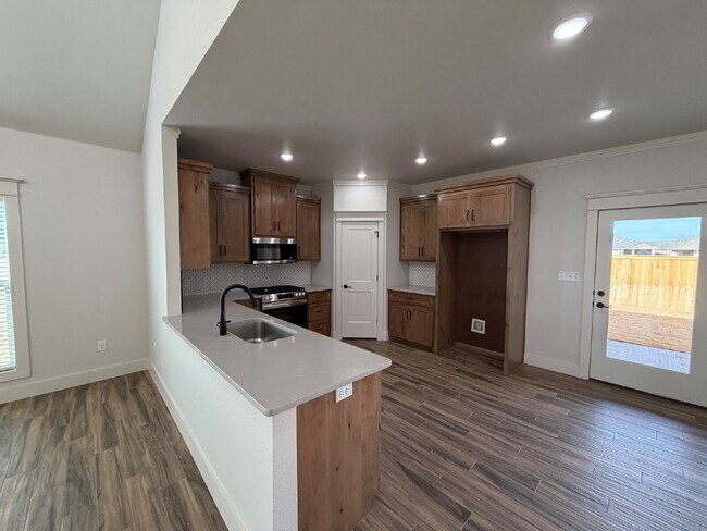 Foto del edificio - MOVE IN SPECIAL!! - Brand New Spacious 4-bedroom, 2-bathroom Wolfforth Haven
