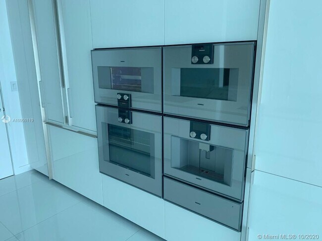 Foto del edificio - 10201 Collins Ave