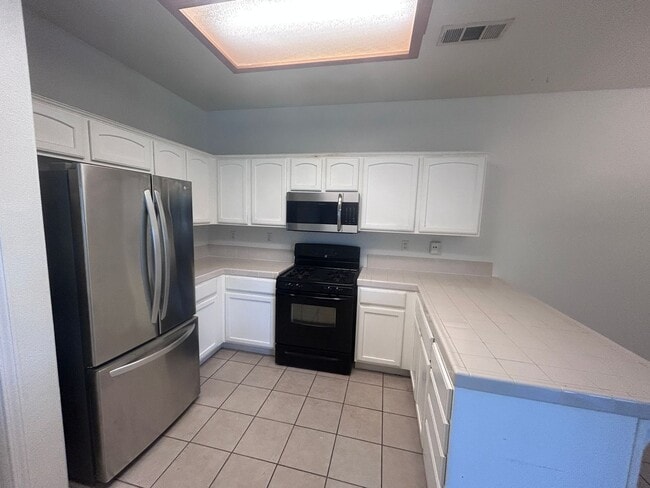 Building Photo - 3 bedroom 2 bath in Lemoore with SOLAR!