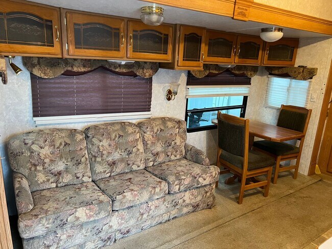 Building Photo - Spacious Trailer Home For Rent!
