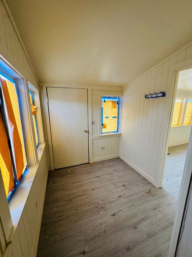 Entrada - 16203 Orange Ave