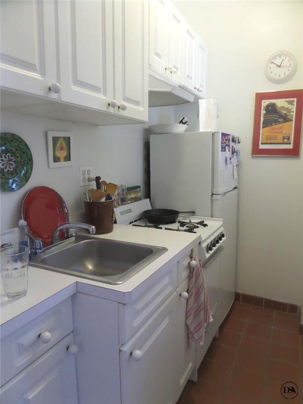 Building Photo - 215 W 83rd St