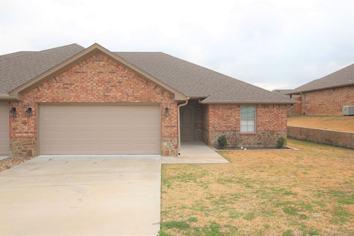 Primary Photo - Beautiful 3 Bedroom 2 Bathroom Townhouse i...