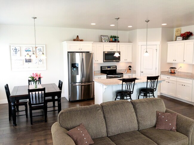 Building Photo - 627 N Fall Creek Dr