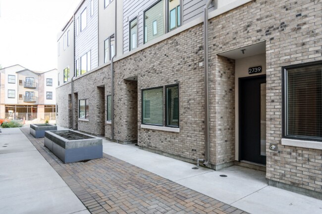Building Photo - 2739 W Stewart Ave