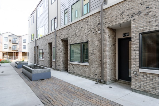 Foto del edificio - 2739 W Stewart Ave