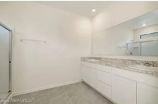 Foto del edificio - 463 Old Country Rd S E