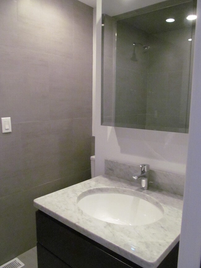 Building Photo - Contempory Bi-Level Apt. w/ Hardwood Floor...