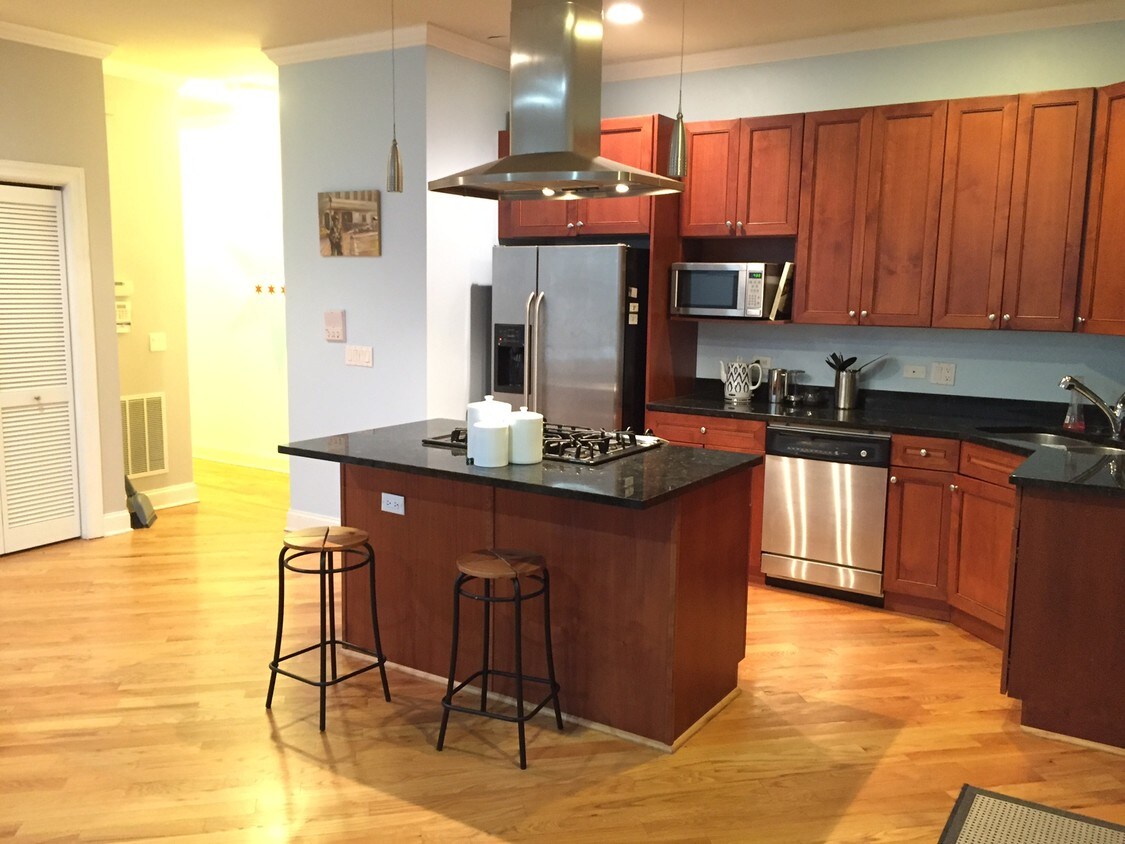 Primary Photo - 3560 S Giles Ave