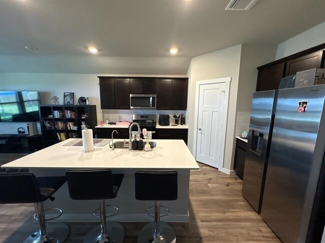 Building Photo - 500 Veneta Ln