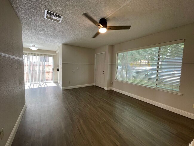 Foto del edificio - Spacious and Modernized 2 Bedroom, 2 Bath!...