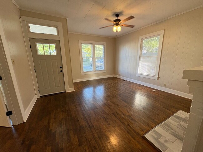 Foto del edificio - "Charming 4-Bedroom Retreat with 2 Full Baths in the Heart of Martin, TN!"
