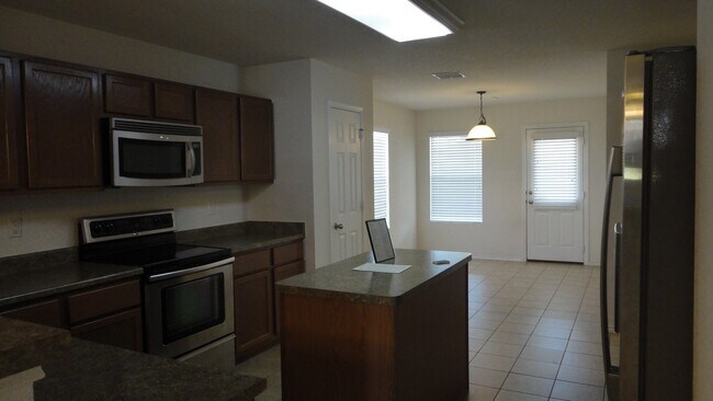 Foto del edificio - CONVENIENTLY LOCATED