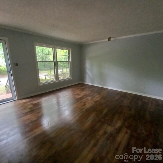 Building Photo - 10417 White Pine Rd