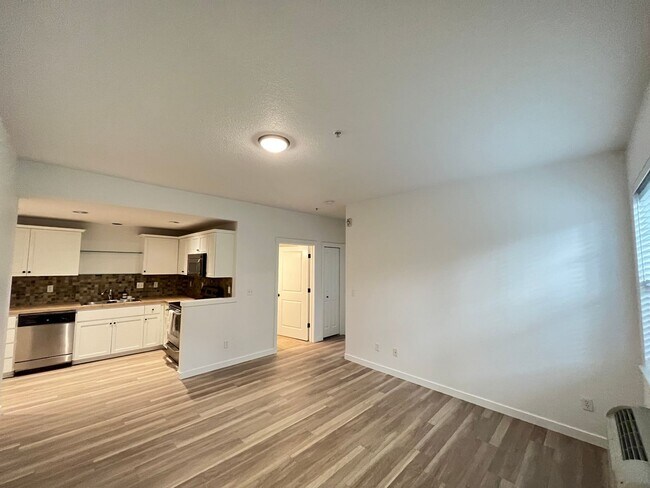 Foto del edificio - Beautifully Updated Lower Level 2 Bedroom ...