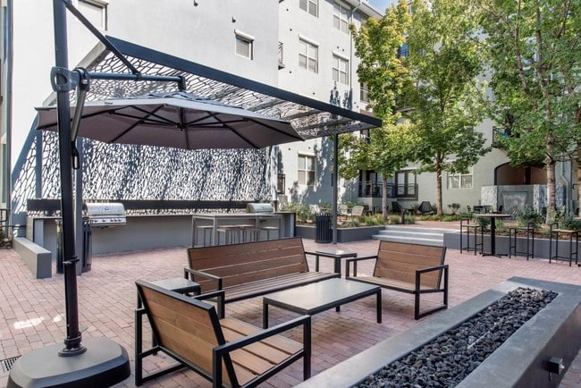 Foto del edificio - Uptown Square Apartment Homes