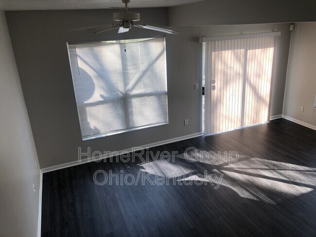 Foto del edificio - 5835 Albany Grove