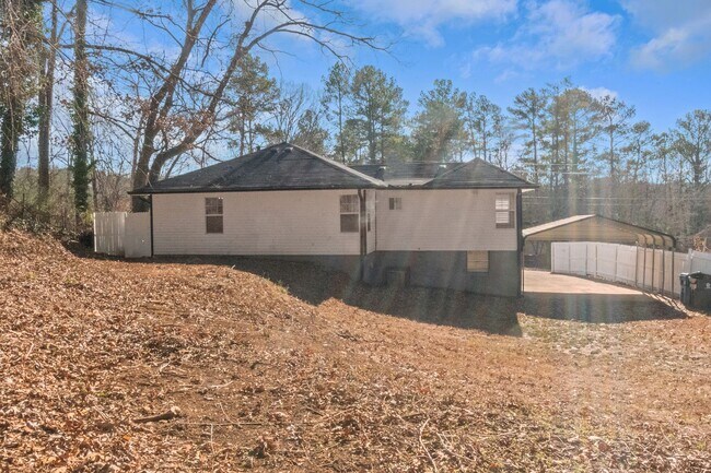 Foto del edificio - Don’t Miss Out! Look, Lease, and Live Spec...