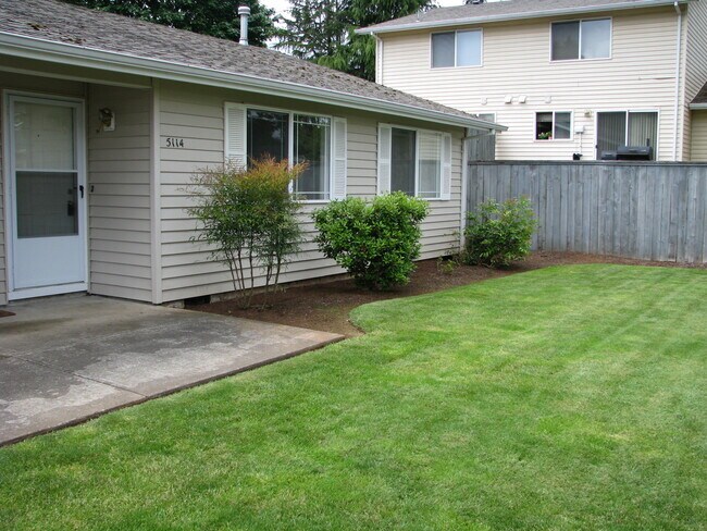 Foto del edificio - Quiet Two Bedroom Duplex in South Salem