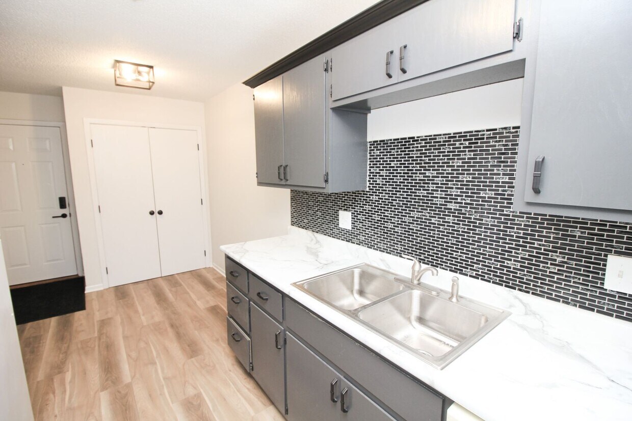 Foto principal - Renovated 2 Bed 1 Bath Apartment