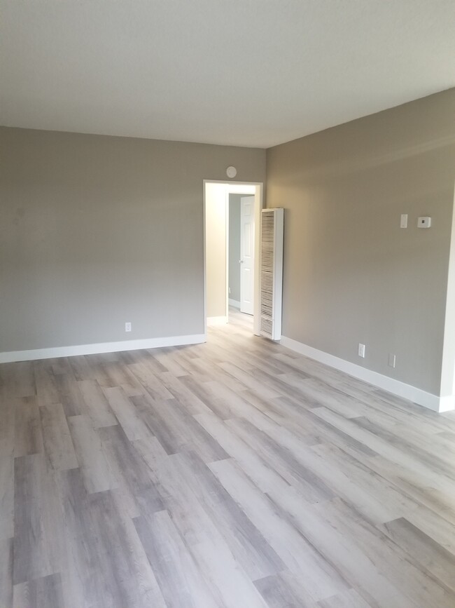 Living Room - 930 N Unruh Ave