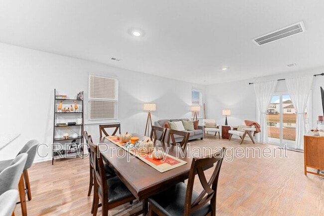 Foto del edificio - 657 Ladywood Dr