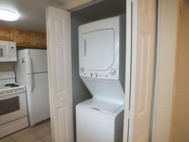 Foto del edificio - Cameron Park 2/1.5 townhouse style apt