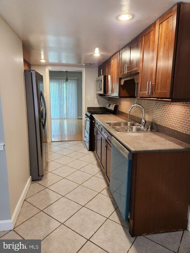 Foto del edificio - 5908 Westchester Park Dr