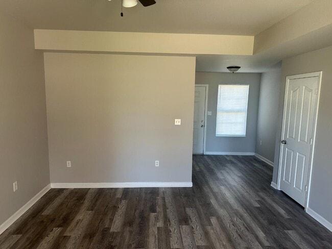 Building Photo - 302 S Cemetary St