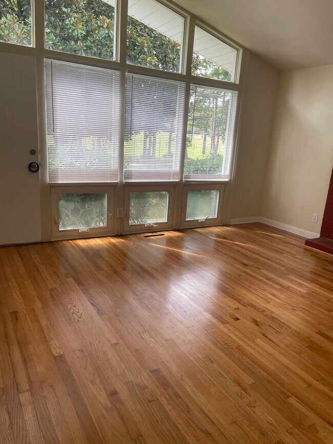 Building Photo - Adorable 3 Bedroom with Updates
