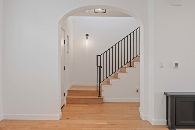 Foyer, stairs to bedrooms and 2 terraces - 105 W De la Guerra St