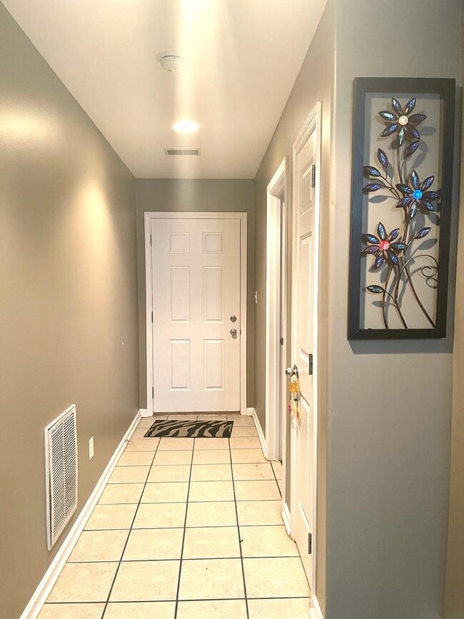 Building Photo - 3844 Pinecrest Way